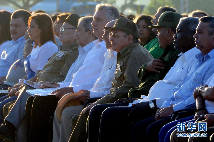 10月8日，在古巴圣克拉拉，古巴领导人劳尔·卡斯特罗（右四）参加纪念切·格瓦拉牺牲50周年的集会。