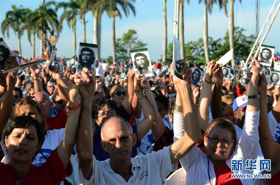 10月8日，在古巴圣克拉拉，民众参加纪念切·格瓦拉牺牲50周年的集会。