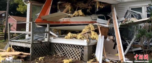 飞机在坠入民宅后的残骸