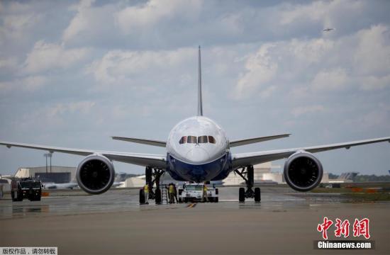 波音787梦想飞机(Boeing 787 Dreamliner)，是波音公司最新型号的宽体中型客机，由波音民用飞机集团负责开发，于2011年投入服务。787在典型3级舱等配置下可载242至395人。燃料消耗方面，787比起767更省油，效益高出20%。此外在用料方面，787是首款主要使用复合材料建造的主流客机。也是波音公司第二款使用线传飞控之飞机，并可轻易地从777转训至787。