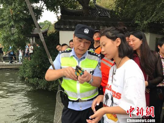 浙江杭州警方护航“双节”平安