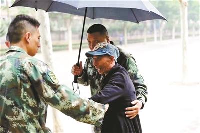 消防员父亲失踪12天后被找到长假结束前终与儿子团圆