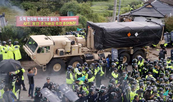 9月7日，在韩国庆尚北道星州郡，“萨德”相关装备被运往部署地。新华社