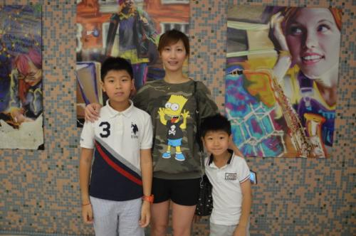 陈隽翔(左)今年暑假从中国回来，告诉母亲陈丹玲(中)他对中文的喜爱。(美国《世界日报》/记者牟兰 摄)
