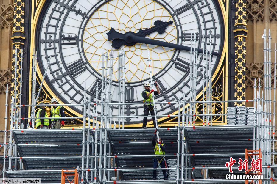 当地时间2017年10月9日，英国伦敦，大本钟维修工作持续进行，大楼被脚手架包围。