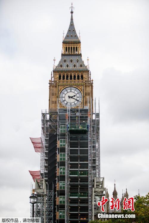 当地时间2017年10月9日，英国伦敦，大本钟维修工作持续进行，大楼被脚手架包围。