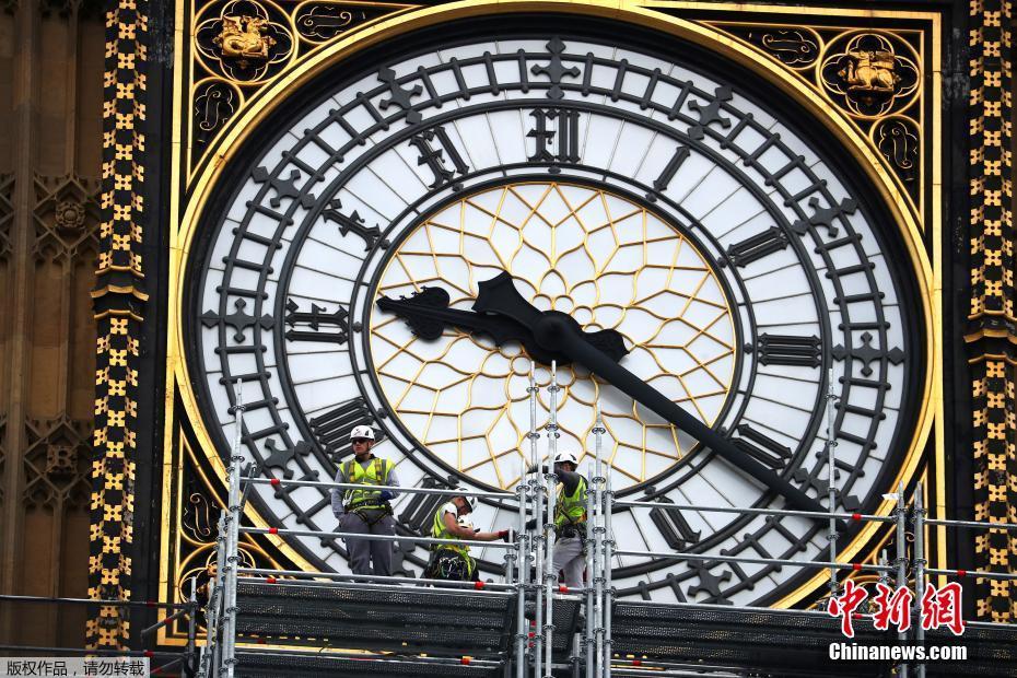 当地时间2017年10月9日，英国伦敦，大本钟维修工作持续进行，大楼被脚手架包围。