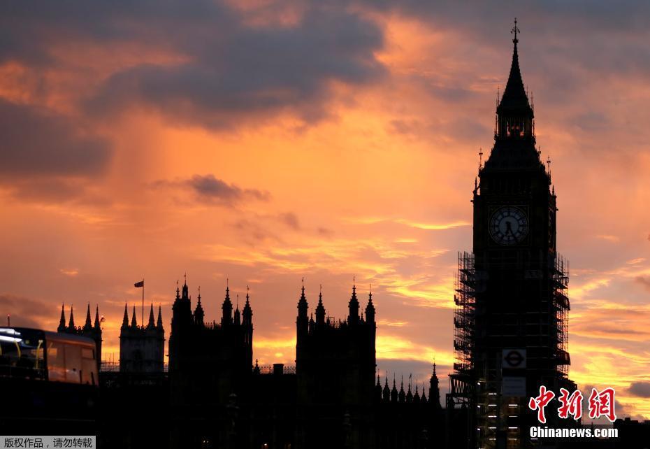 当地时间2017年10月9日，英国伦敦，大本钟维修工作持续进行，大楼被脚手架包围。