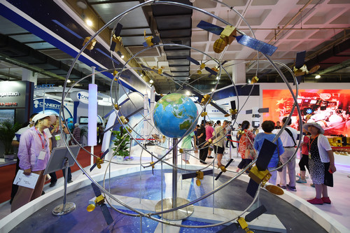 资料图片：6月9日，参观者在第二十届中国北京国际科技产业博览会上参观展出的北斗卫星导航系统模型。新华社记者 鞠焕宗 摄