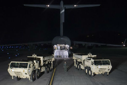 2017年3月6日晚，“萨德”系统部分装备运抵首尔以南约70公里处的美军驻韩国乌山空军基地。 新华社发