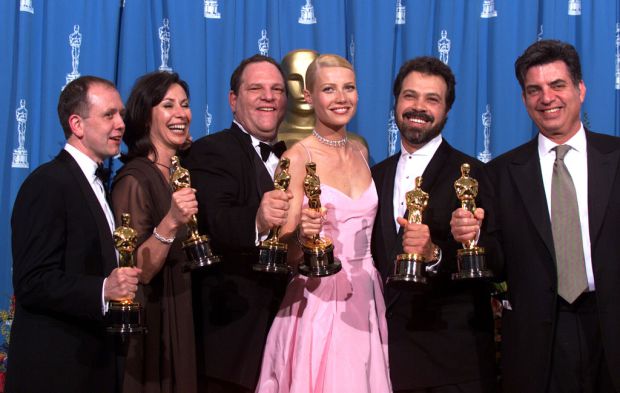  1999年温斯坦（左三）和帕特罗（左四）凭借《莎翁情史》获得奥斯卡奖