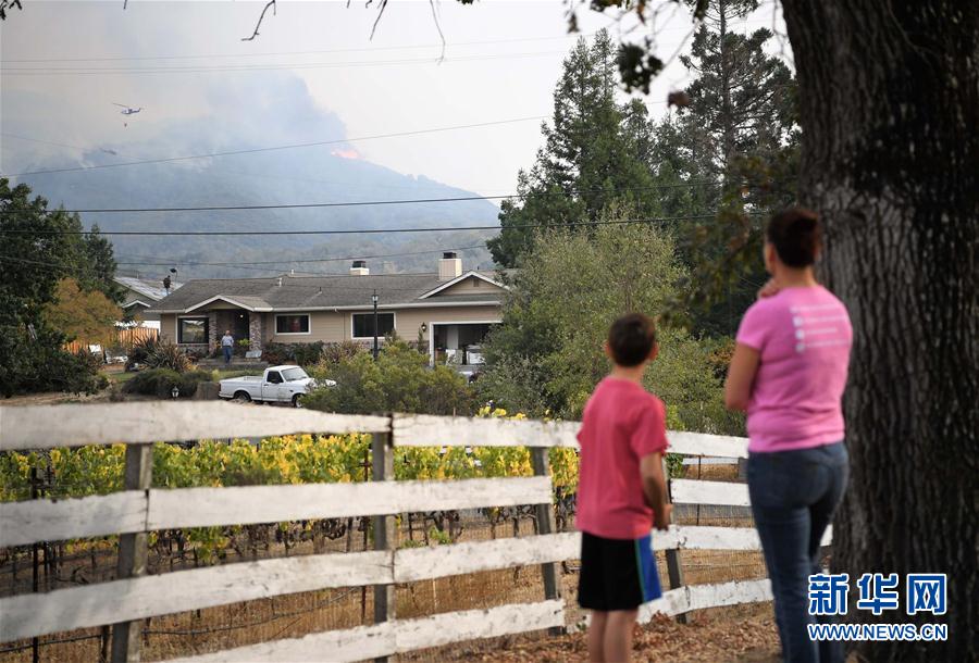 10月10日，在美国加利福尼亚州纳帕，两名居民在观望火情。