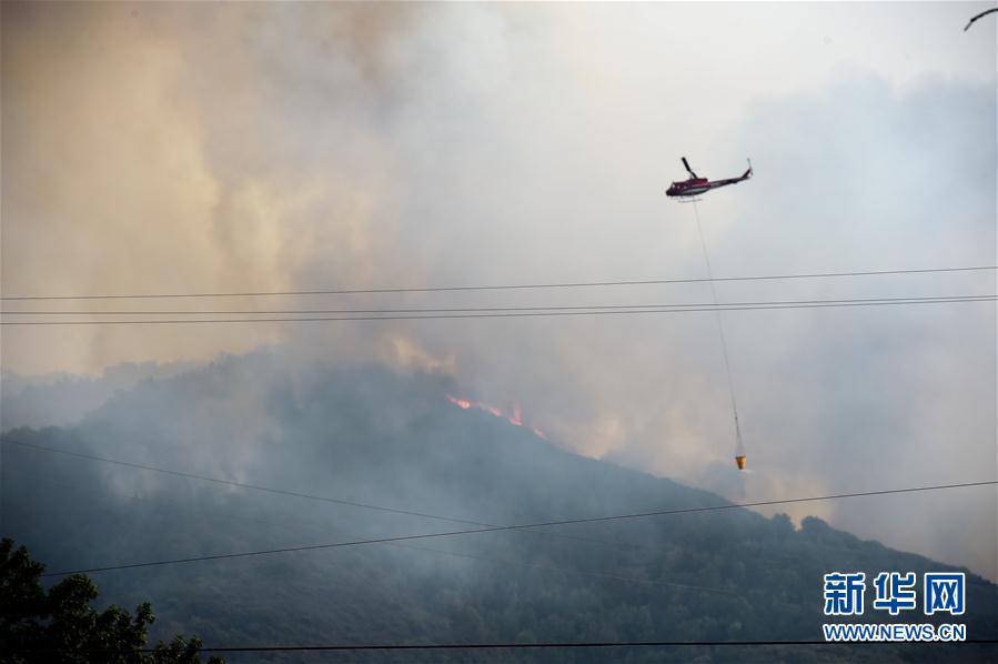 10月10日，在美国加利福尼亚州纳帕，一架直升机在灭火。