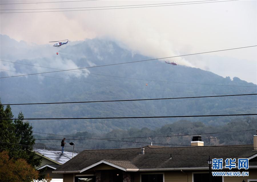 10月10日，在美国加利福尼亚州纳帕，直升机在灭火。