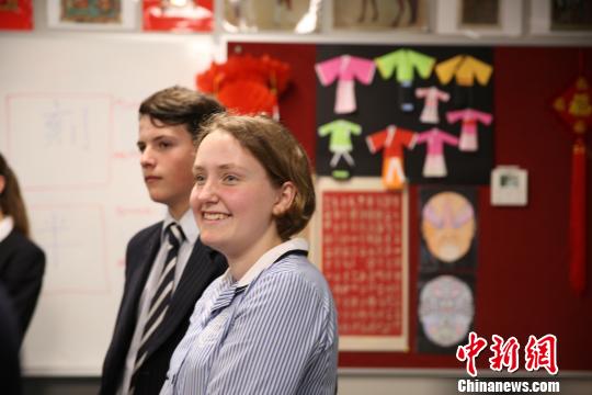 学生在课堂上学习中文。　陶社兰 摄