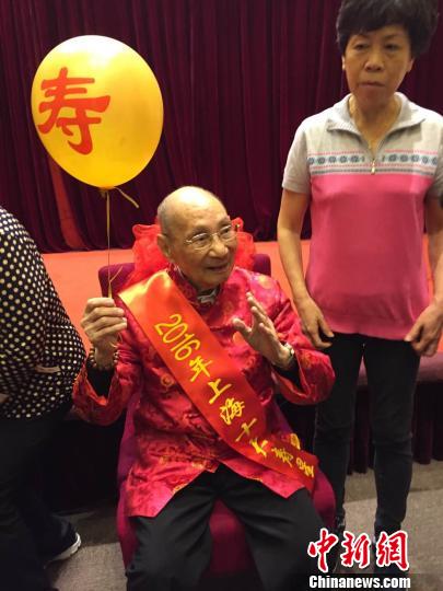老龄化程度内地最高上海全城热搜最美养老护理员
