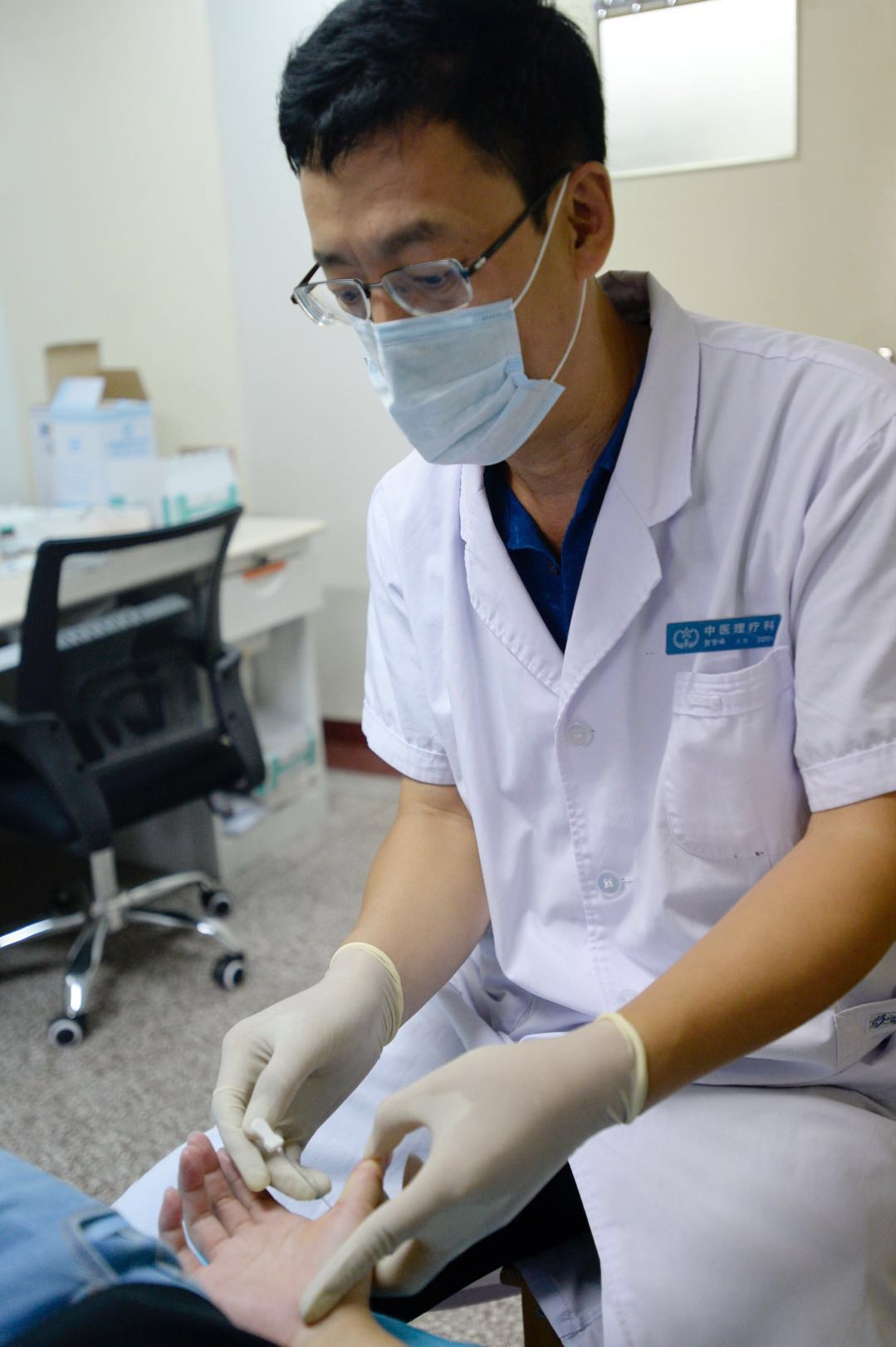 贺登峰医生在为患者进行手部疾病的针刀治疗。