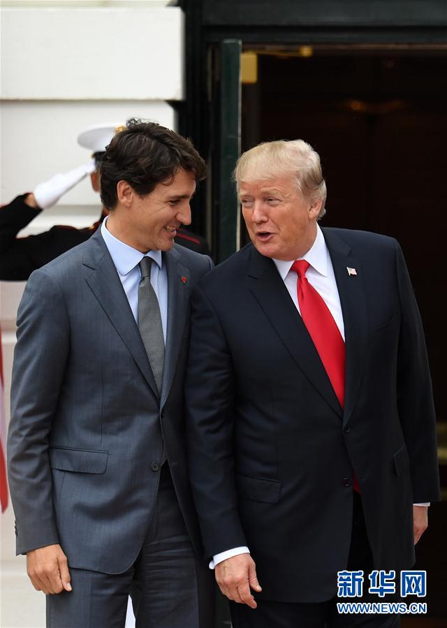 10月11日，在美国华盛顿白宫，美国总统特朗普（右）欢迎到访的加拿大总理特鲁多。