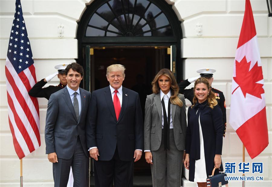 10月11日，在美国华盛顿白宫，美国总统特朗普（左二）欢迎到访的加拿大总理特鲁多（左一）。