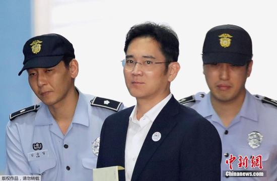 韩国检方指控，三星集团副会长李在镕涉嫌向总统朴槿惠及其亲信崔顺实行贿433亿韩元(折合人民币约2.49亿元)或意图行贿。