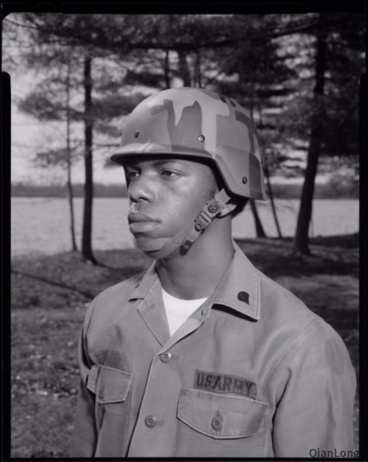 03.美軍士兵試戴PASGT頭盔的照片。