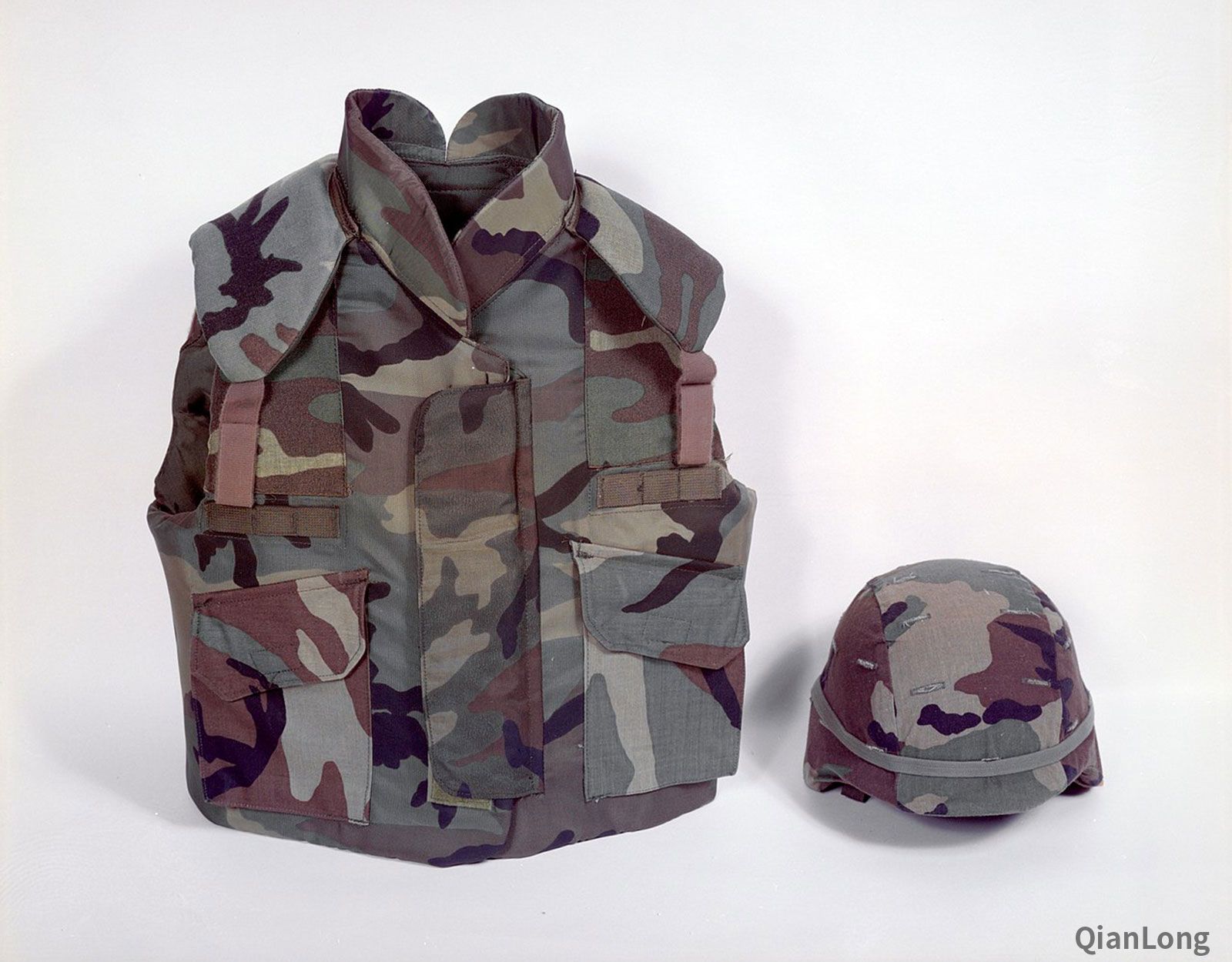 06.美軍在1991年裝備的PASGT的防彈衣和頭盔，外面覆蓋的迷彩是M81林地迷彩。