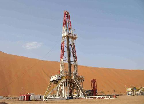 这是2015年8月14日拍摄的中国石化中原油田位于沙特阿拉伯沙漠腹地的一个石油钻井平台。新华社记者王波摄