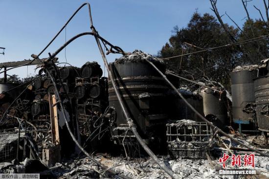 10月13日消息，从10月8日晚间开始延烧的美国加州北部山火的过火面积约770平方公里，导致至少29人丧生，数百人失踪，3500多座建筑被毁。目前火势稍有减弱，这给消防人员灭火提供了宝贵的时间。截至当地时间10月12日下午，此次山火造成的死亡人数上升至29人。其中超过一半来自加州索诺玛县，目前仍有约400人下落不明。有人担心，随着火势冷却，搜寻工作进一步展开，死亡人数会不断攀升。目前这起山火造成的死亡人数已经与1933年洛杉矶Griffith Park的山火持平，也使其成为了加州历史上死伤最惨重的山火。这场大火目前共计造成21处严重火灾，烧毁面积相当于整个纽约市的面积，超过3500间房屋及...