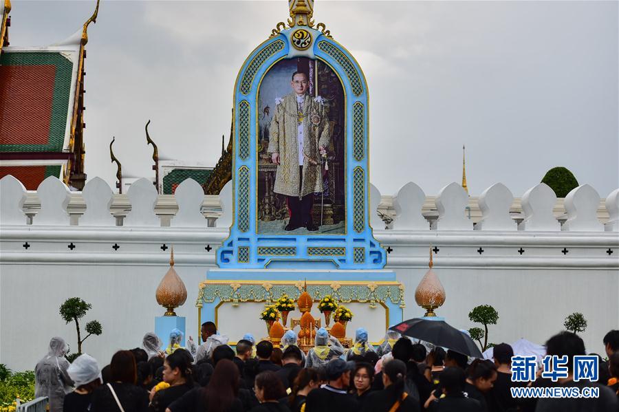 10月13日，在泰国曼谷的大王宫前，民众参加普密蓬国王逝世一周年悼念活动。普密蓬国王于2016年10月13日逝世，享年89岁。