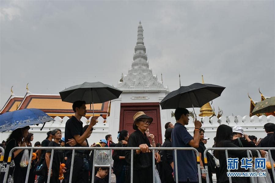 10月13日，在泰国曼谷的大王宫前，民众参加普密蓬国王逝世一周年悼念活动。普密蓬国王于2016年10月13日逝世，享年89岁。