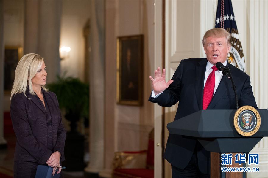 10月12日，在美国华盛顿白宫，美国总统特朗普（右）在克尔斯滕·尼尔森的提名仪式上讲话。