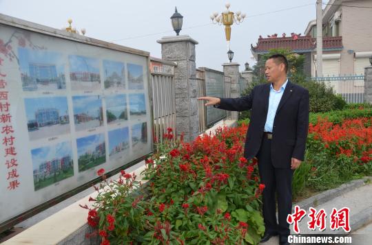 宁小五在介绍黄儿营西村的建设情况. 肖光明 摄