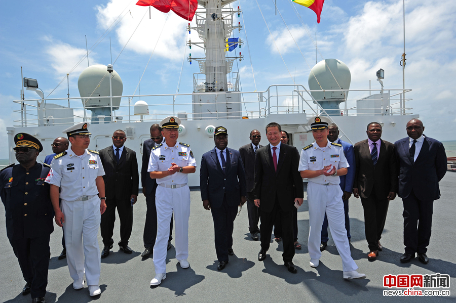 刚果布总理穆安巴到访中国海军和平方舟医院船1112