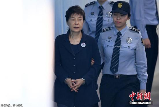 当地时间2017年5月25日，韩国首尔，韩国前总统朴槿惠被押送至首尔中央地方法院，接受第二次公审。