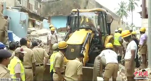 印度南部城市班加罗尔的一栋住宅楼倒塌，造成至少6人死亡。