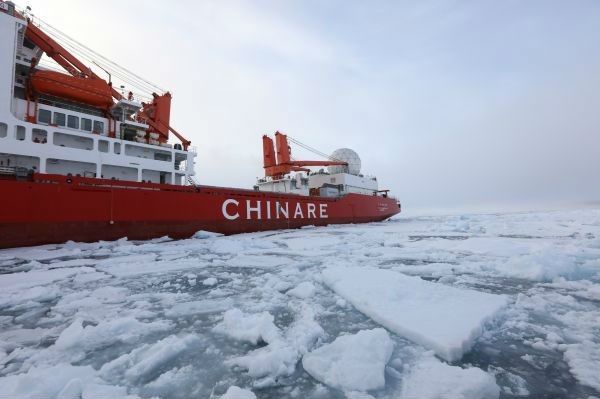  ▲资料图片：8月3日，“雪龙”号在北冰洋中央航道进行破冰之旅。
