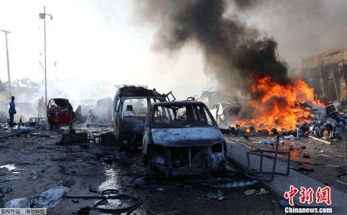 当地时间15日，索马里首都摩加迪沙一个繁忙的街道遭遇爆炸袭击，造成附近地区建筑物倒塌，数十辆汽车被毁，死亡人数不断攀升。