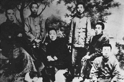 谢子长（右二）与学兵团同学在太原合影