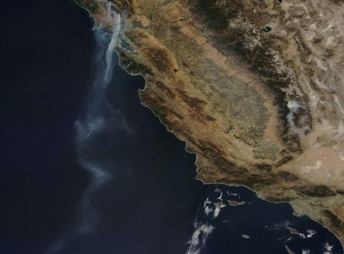 NASA发布加州大火卫星图，烟雾蔓延超880千米。（图片来源：NASA）