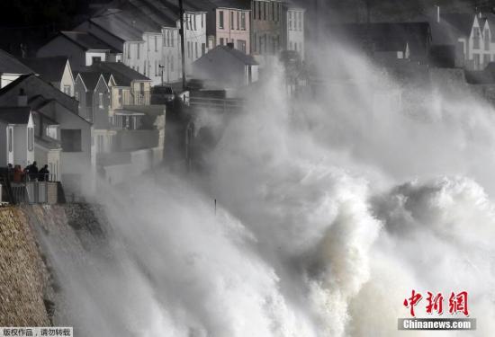 英国气象局对北爱尔兰、威尔士西部、苏格兰西南部及曼岛地区发出了“对生命安全造成潜在危险”的黄色警报，提醒民众作好防灾准备，警告飓风将造成物件被刮倒、吹飞，甚至有电力、交通和通讯中断的可能。