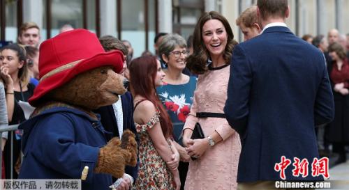 16日，英国威廉王子、凯特王妃和哈里王子现身英国伦敦帕丁顿火车站，出席慈善活动。