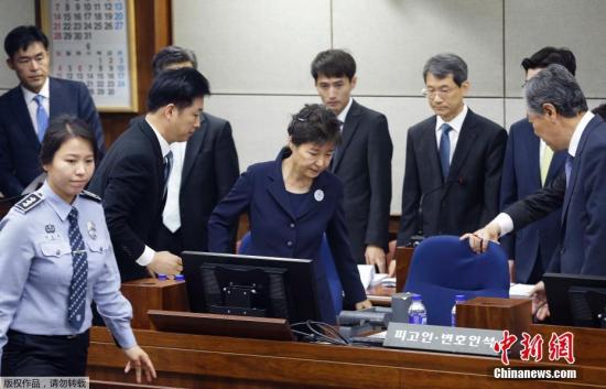 资料图片：朴槿惠坐上被告席。