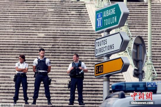 当地时间10月1日，一名男子在法国马赛一火车站持刀袭击过往路人，致两人死亡，数人受伤，该男子随后被警方击毙。其作案动机正在调查。