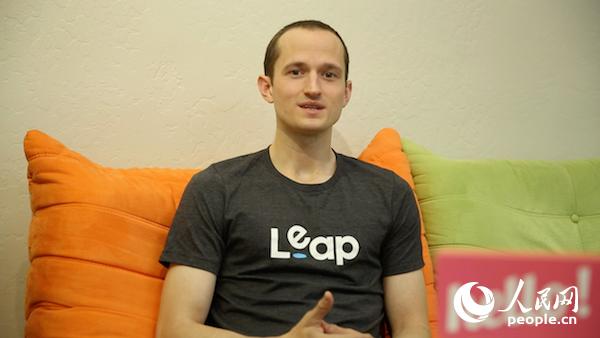 Leap.ai公司用户运营经理刘冠森（Alex Witt）接受人民网采访。