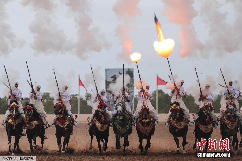 当地时间10月18日，摩洛哥在Al Jadida举行传统马术节，骑手集体马上开枪场面壮观。