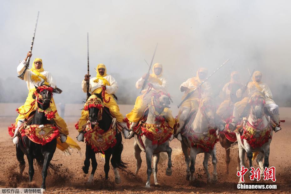 当地时间10月18日，摩洛哥在Al Jadida举行传统马术节，骑手集体马上开枪场面壮观。