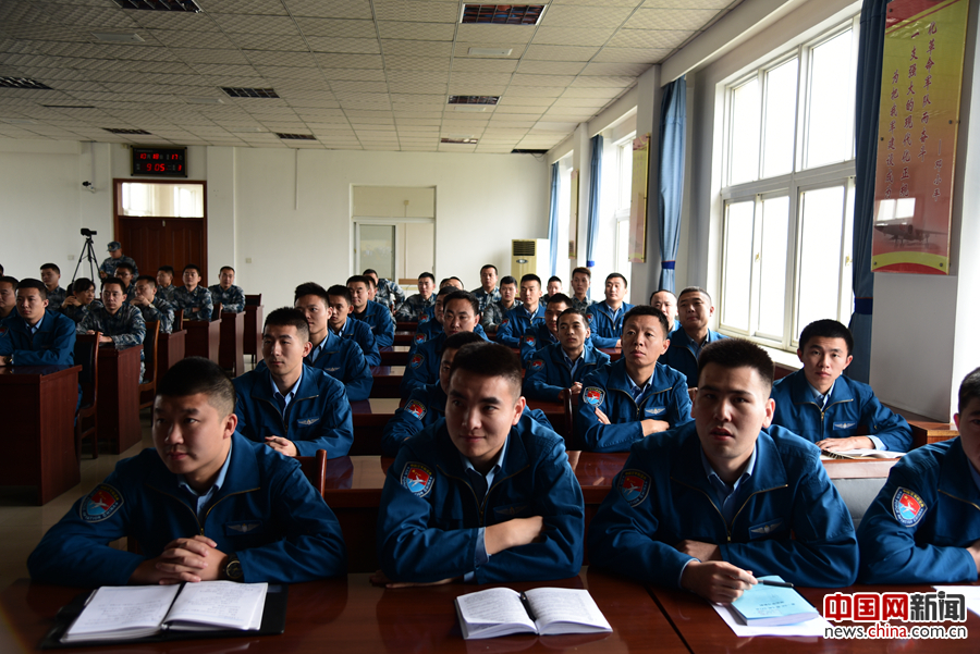 中部战区空军航空兵某师认真学习十九大报告13