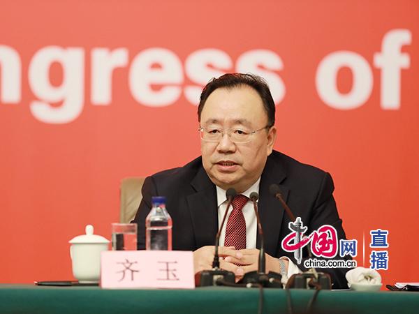 中共中央组织部副部长齐玉介绍加强党的建设有关情况。摄影/董宁