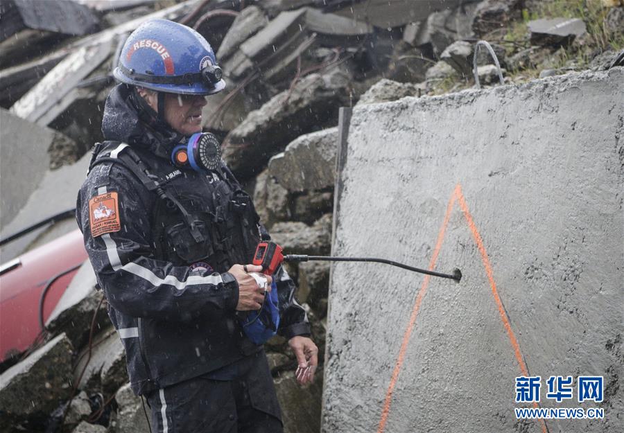 10月19日，在加拿大温哥华，搜救队人员在模拟灾难现场搜寻被困者。19日，加拿大举行全国大规模地震演习。