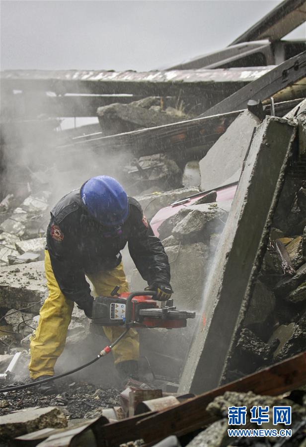 10月19日，在加拿大温哥华，搜救队人员在模拟灾难现场用工具破开水泥墙。